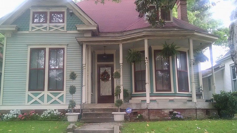2nd image of 904 Rock St