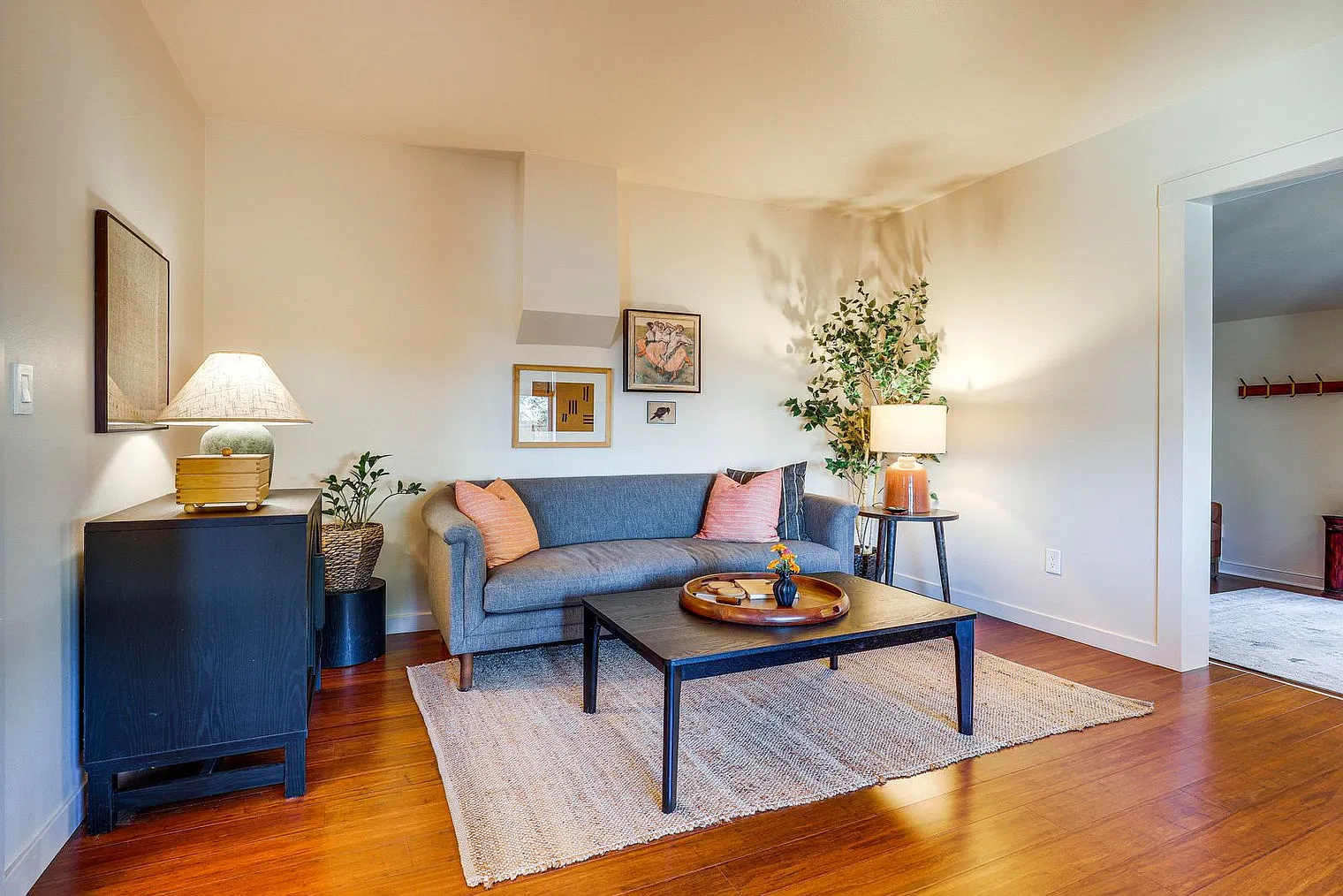 1 bed, 1.0 bath, 990 sqft, $5,064 — Photo 2