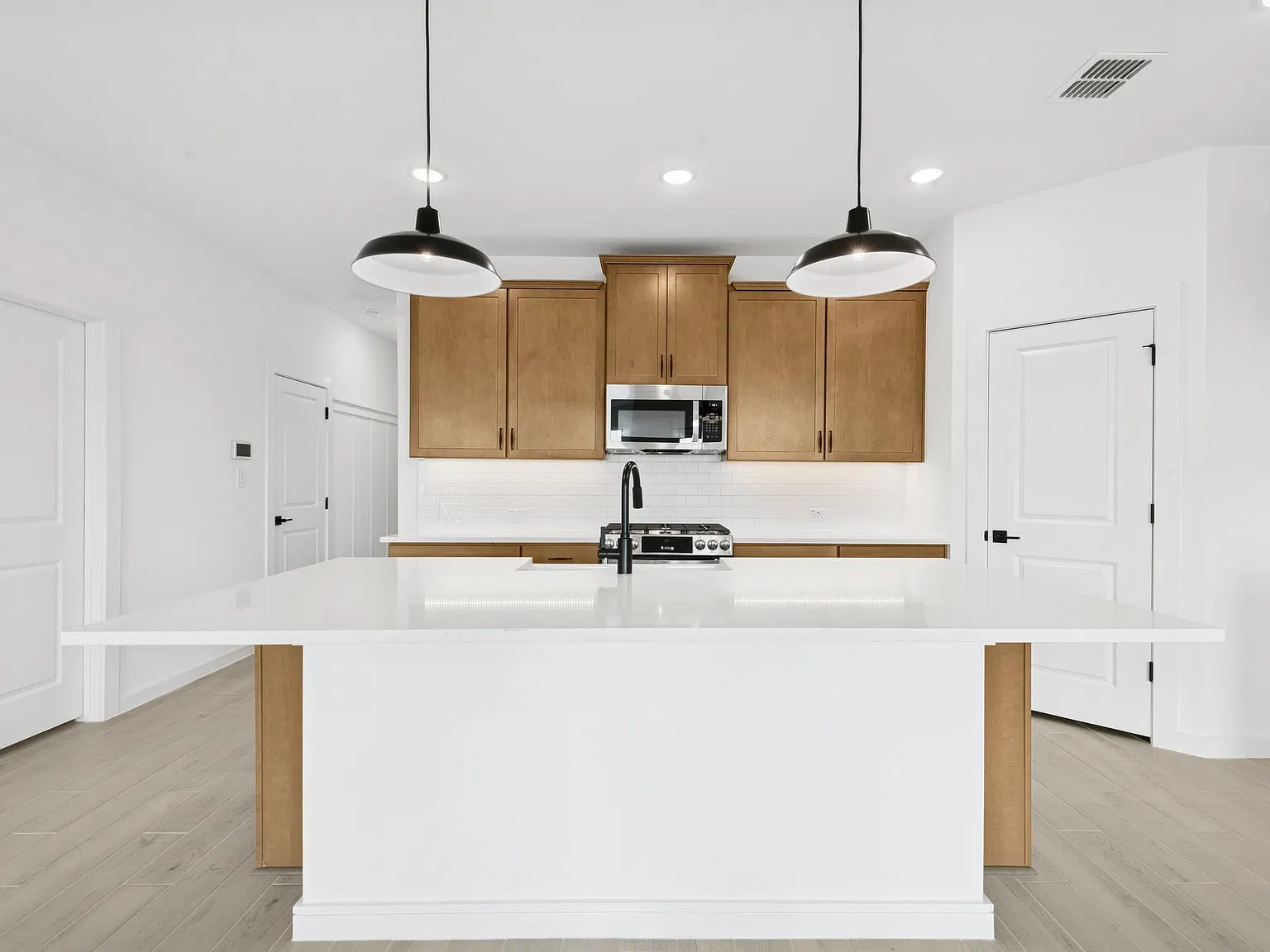 3 bed, 2.0 bath, 1619 sqft, $2,400 — Photo 2