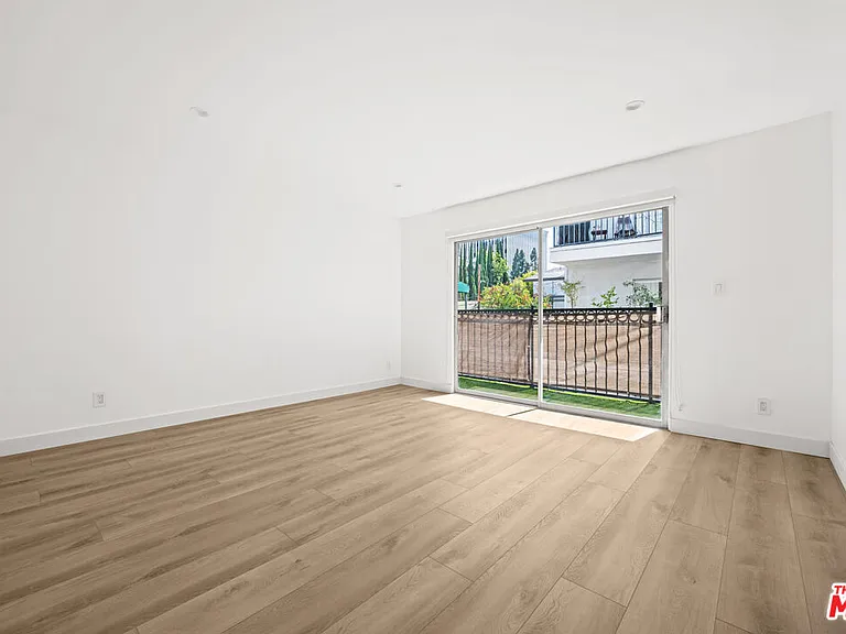 136 S Palm Dr #201 — Photo 13