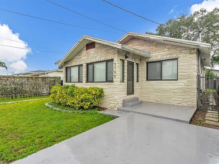 5790 SW 5th St #EFFICIENCY — Photo 2