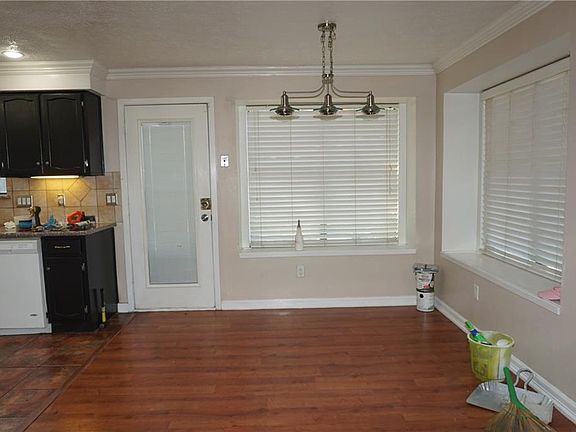 5th image of 2327 Busch Dr