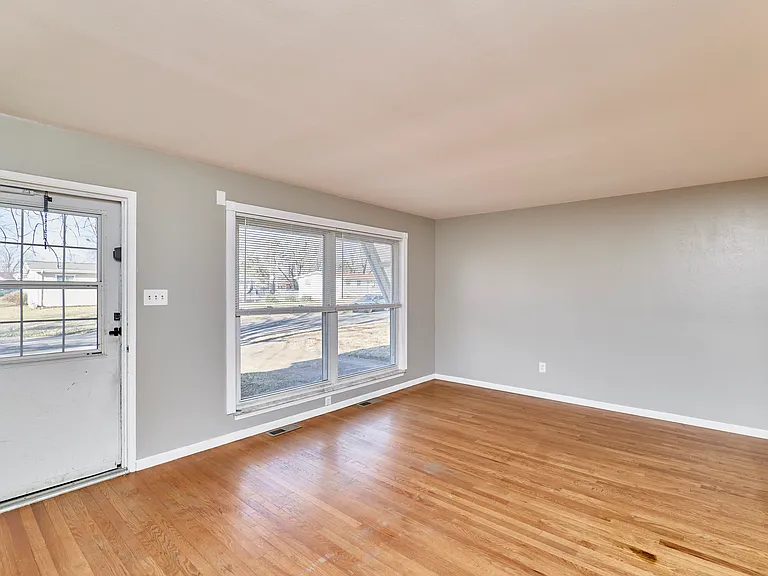 495 Versailles Dr — Photo 3