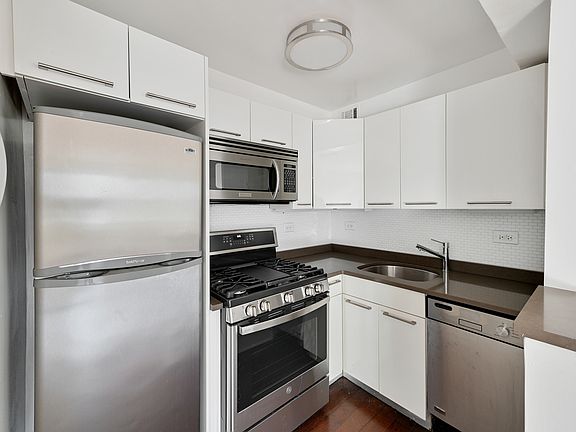 3rd image of 220 E 63rd St APT 11M