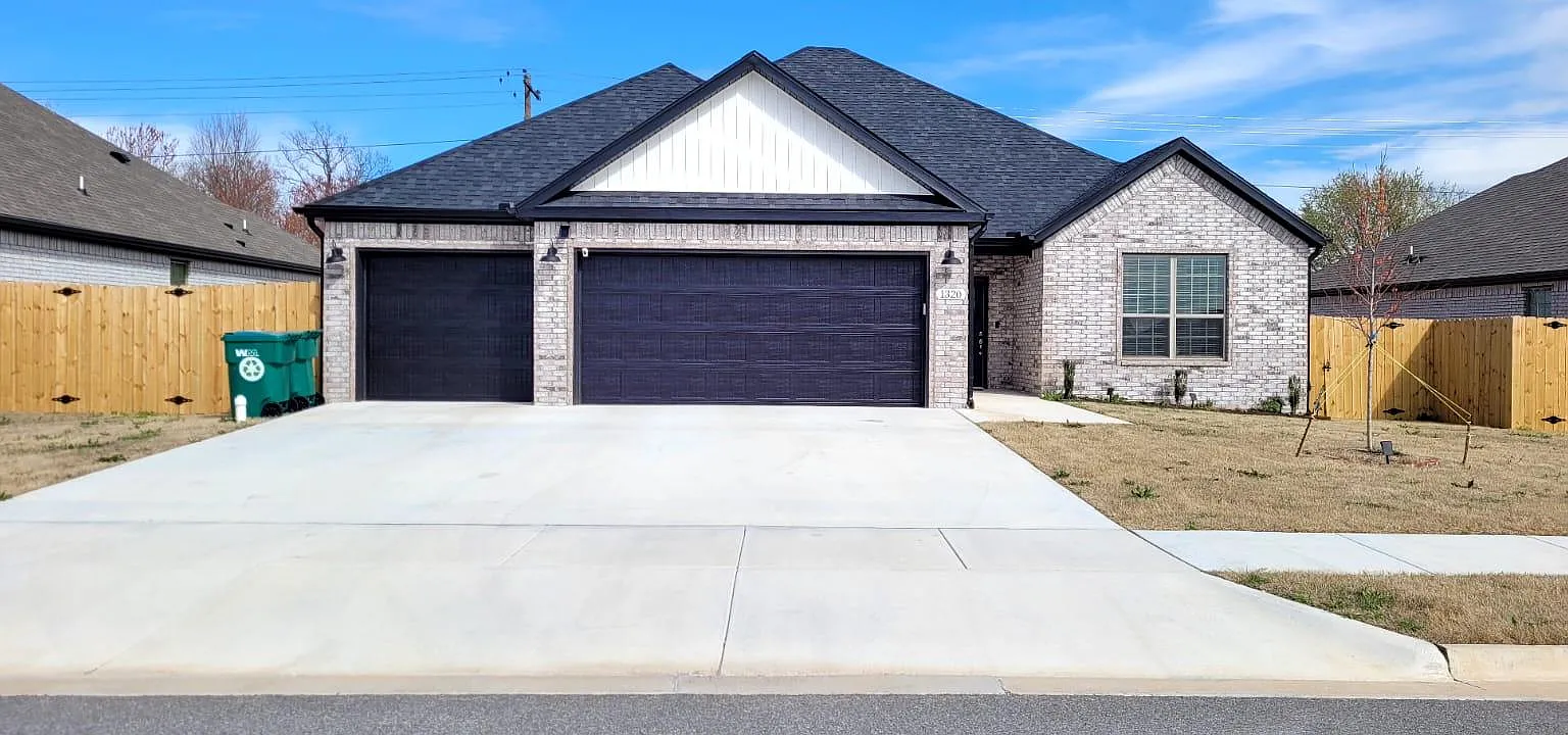 1320 Marjorie St — Photo 1