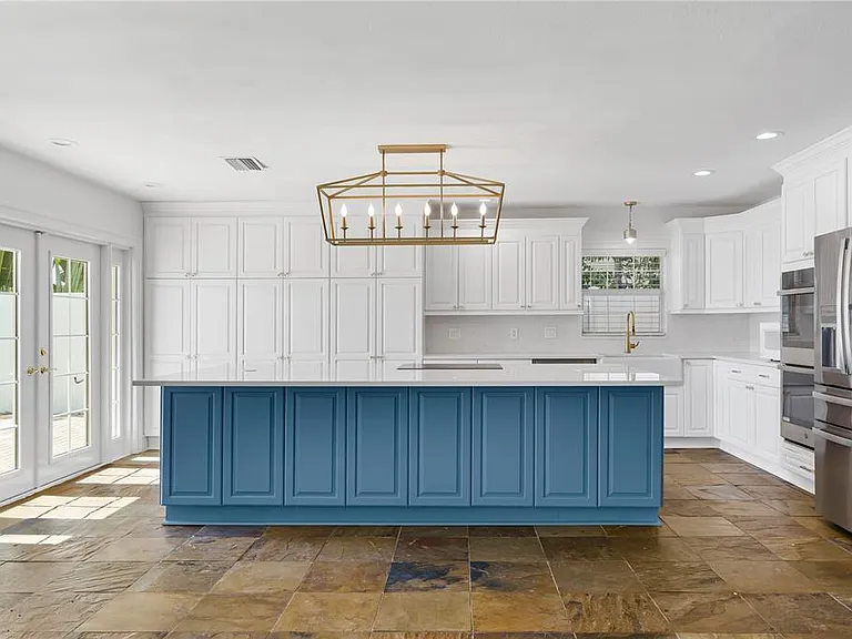 3924 Versailles Dr — Photo 6