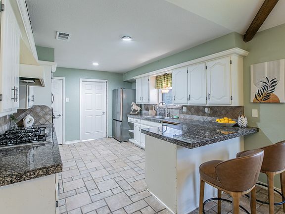 5th image of 3302 Oxford Dr