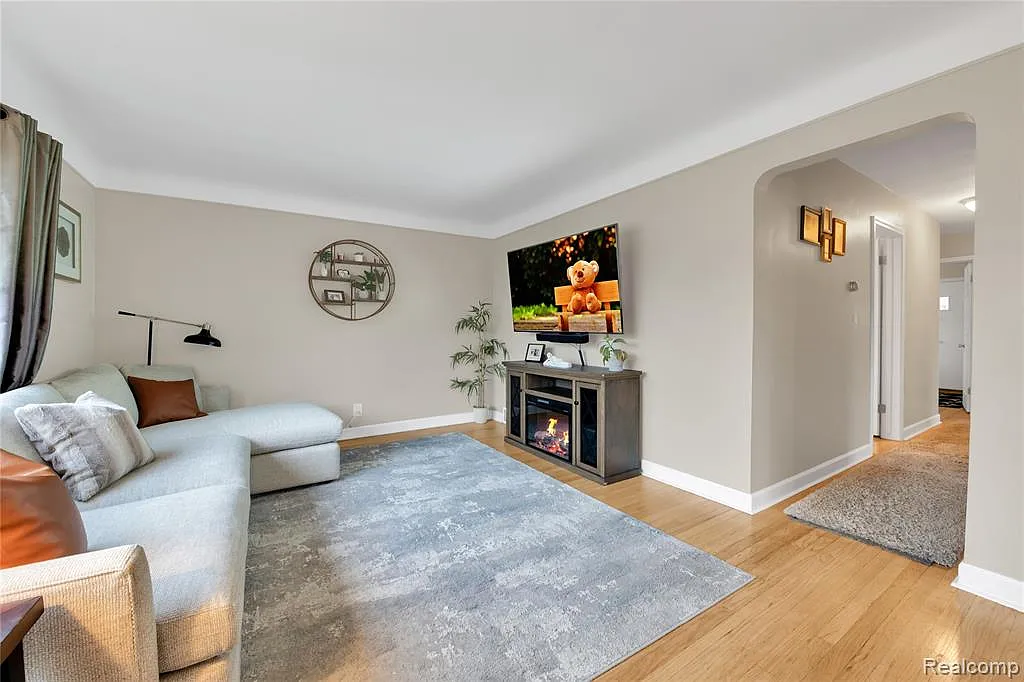 3 bed, 1.5 bath, 2237 sqft, $2,200 — Photo 4