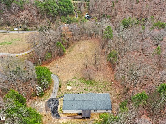 2nd image of 835 Mountain View Rd