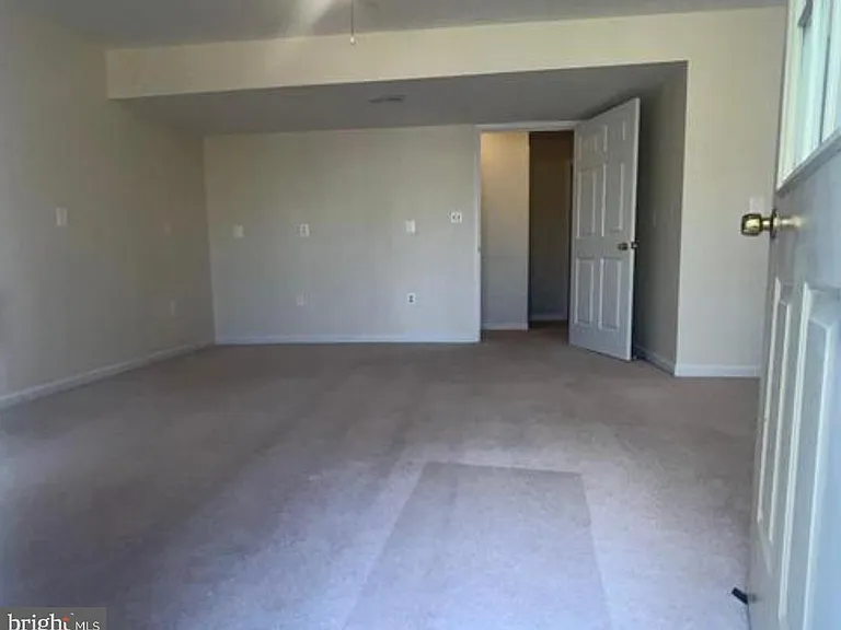 9241 Greenshire Dr — Photo 14
