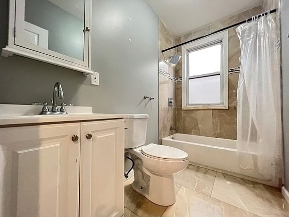 4th image of 539 S Clinton St #2