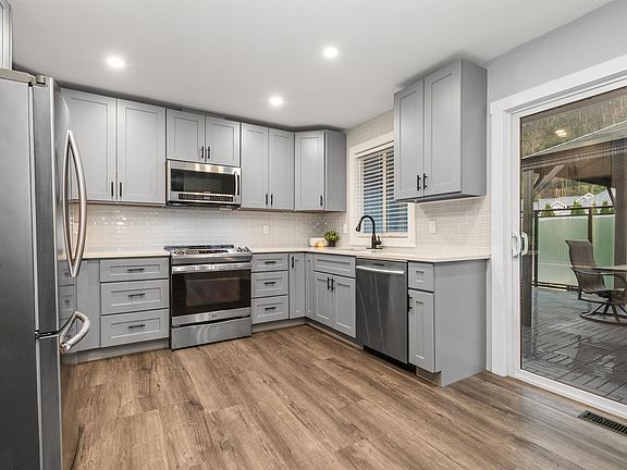3rd image of 10148 Beaver Cres
