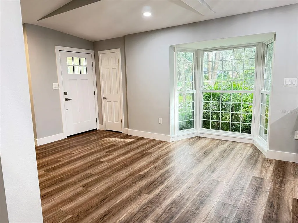 5 bed, 2.0 bath, 2750 sqft, $6,495 — Photo 3