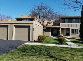 790 Oregon Trl, Roselle, IL 60172