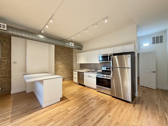 2nd image of 3138 N Lincoln Ave APT 2R
