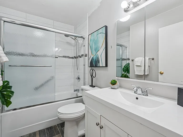 530 Harmon Cove Tower #530 — Photo 23