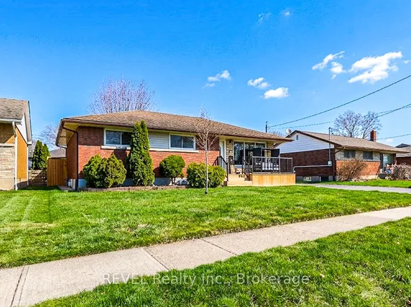 24 Grosvenor St S, Saint Catharines, ON L2M 3E2
