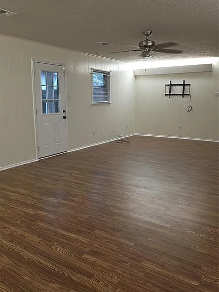 210 E Witt St — Photo 8