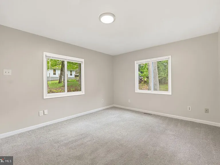 8402 Sleepy Hollow Rd — Photo 18