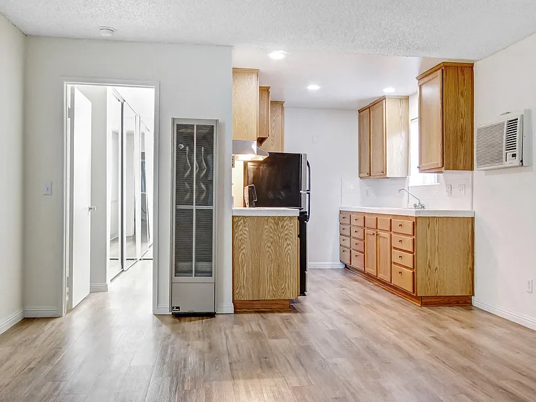 Country Club Apartments — Photo 31