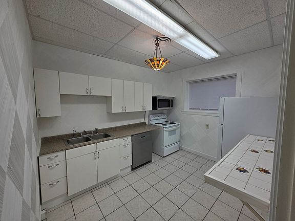 3rd image of 64 Kenyon St Floor 1