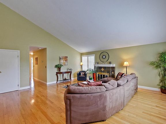 4th image of 373 Greenpark Way