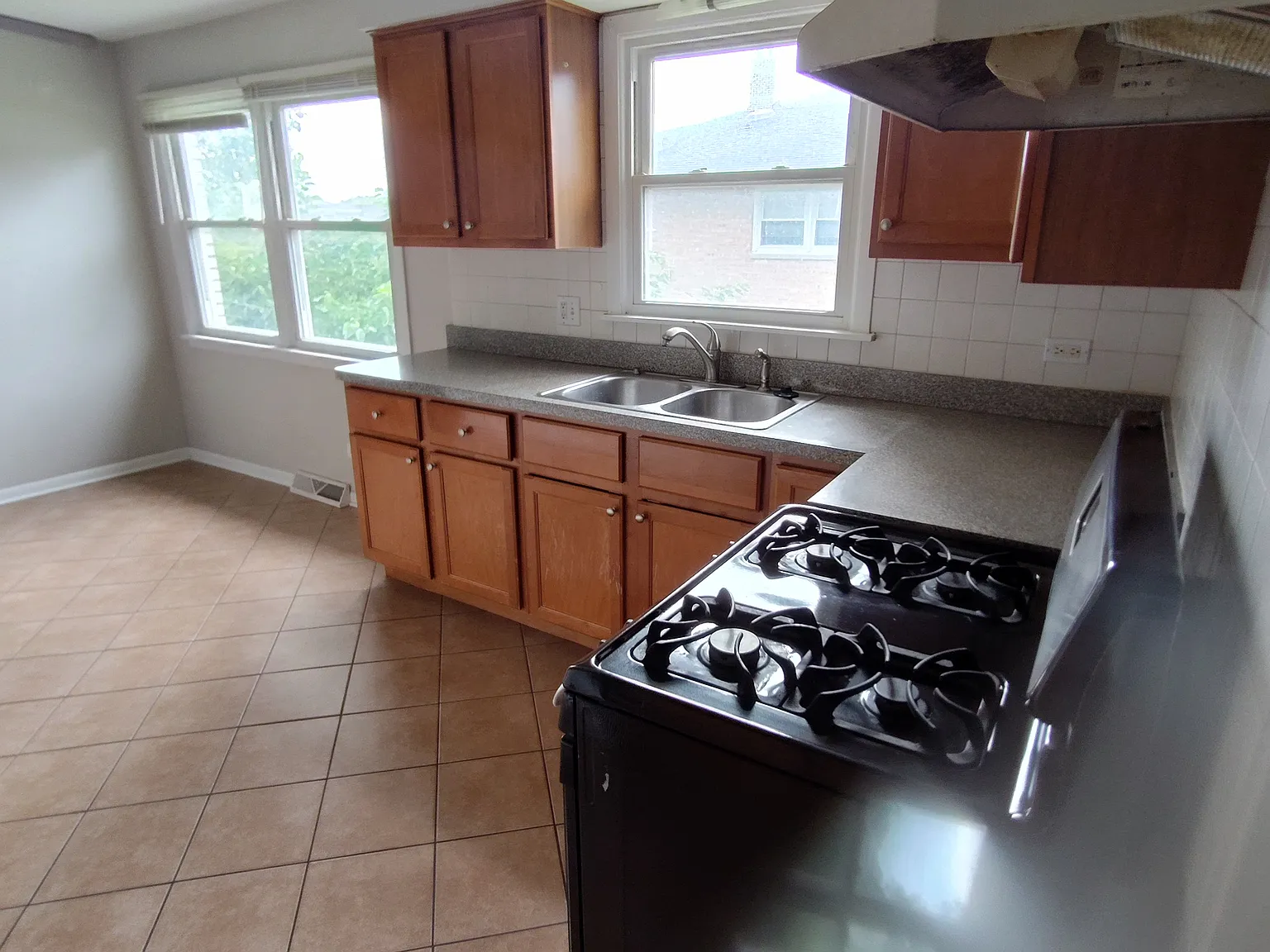 3 bed, 1.5 bath, 1100 sqft, $2,125 — Photo 2