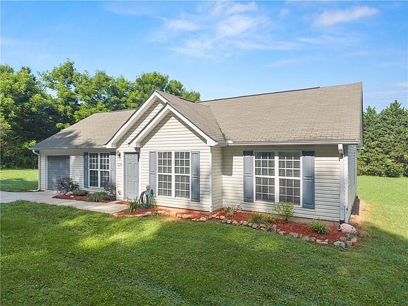 4th image of 225 Fortner Dr