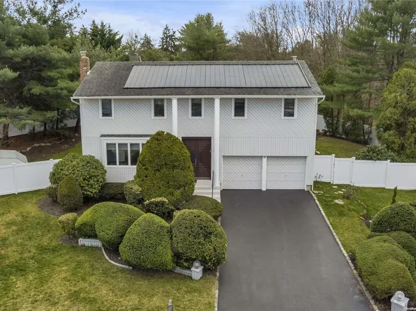 17 Maxwell Court, Plainview, NY 11803