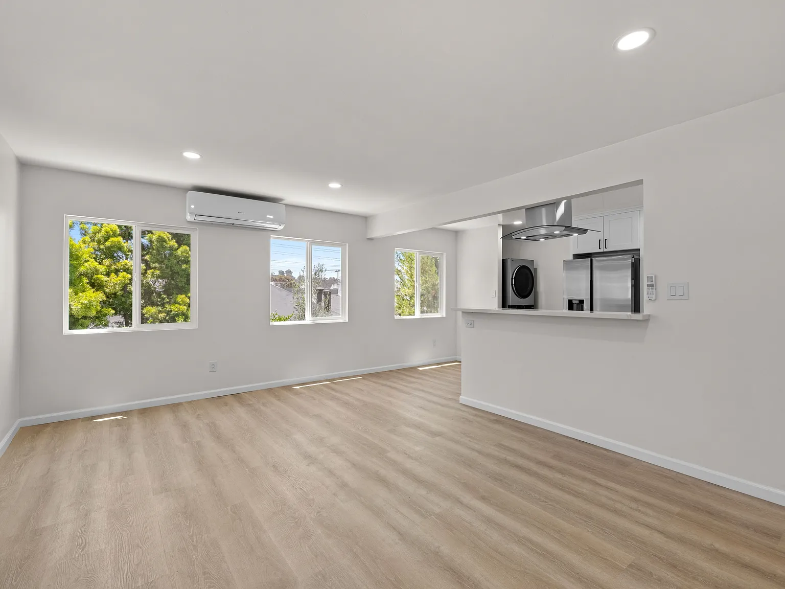 1144 1/2 Eureka St — Photo 3