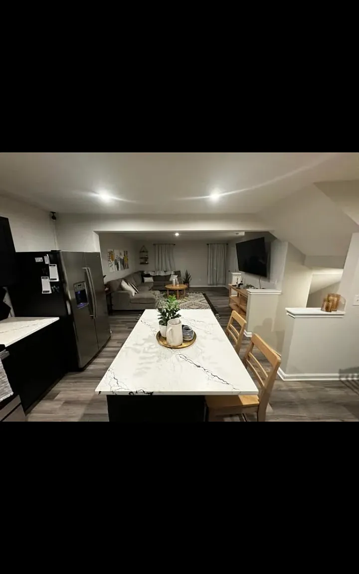 3 bed, 2.5 bath, 2400 sqft, $750 — Photo 1