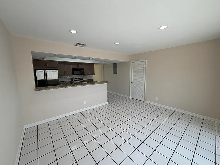 499 W Conference Dr — Photo 11