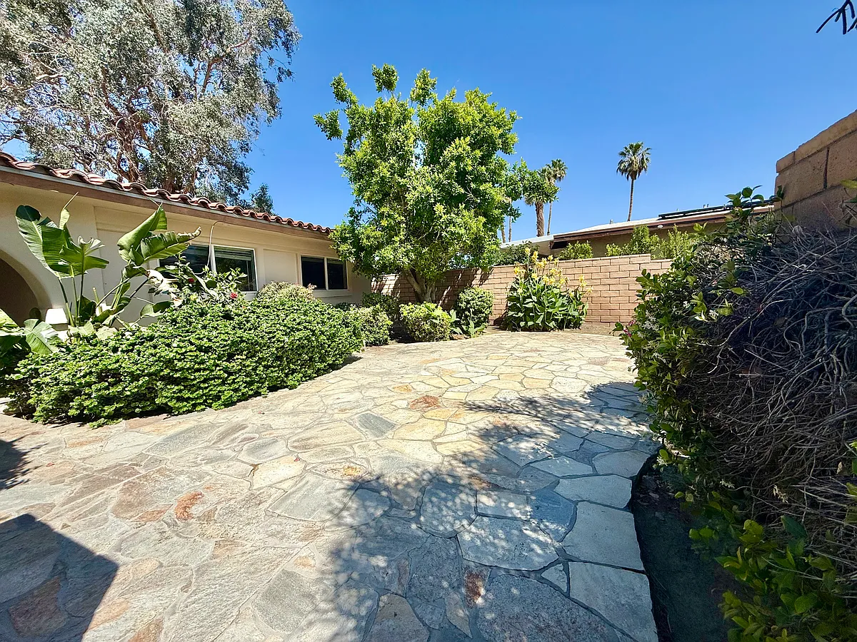 Building Photo - 74315 Buttonwood Dr