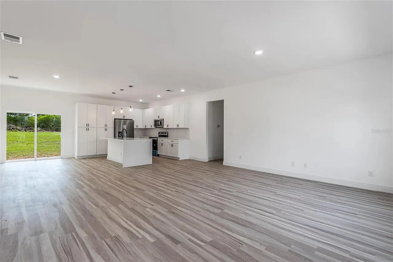 4 bed, 2.0 bath, 1916 sqft, $2,300 — Photo 4