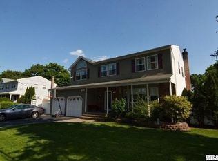 350 Blossom St, Holbrook, NY 11741