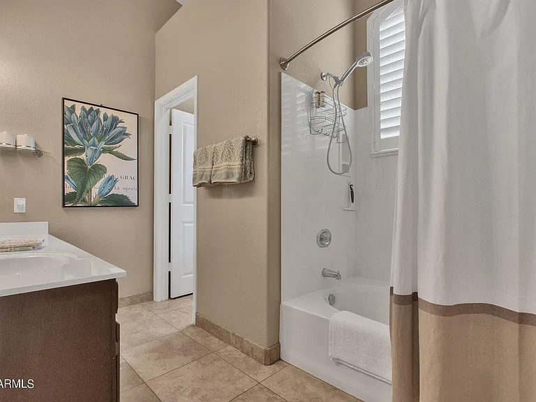 1138 E Amberwood Dr — Photo 24