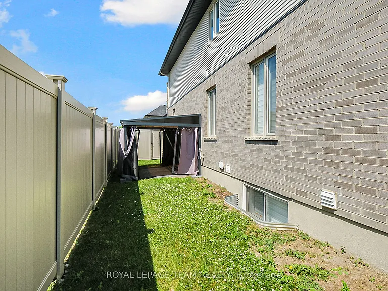 799 Cairn Cres — Photo 5