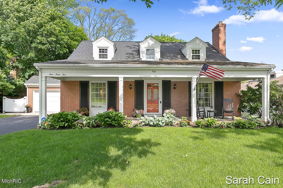 944 San Lucia Dr Se East Grand Rapids Mi 49506 Zillow