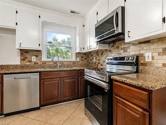 5th image of 33 Edgemont Dr