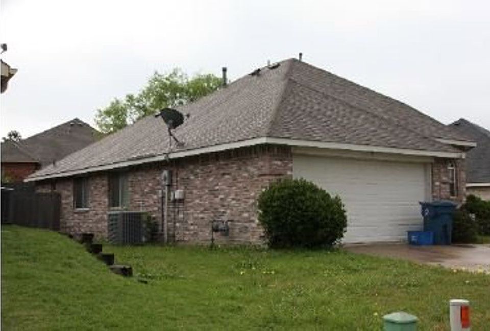 2nd image of 140 Walnut Ln