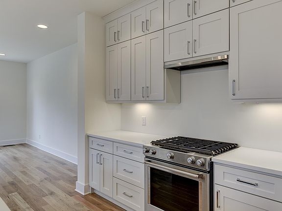 4th image of 305 Polk Ave #B
