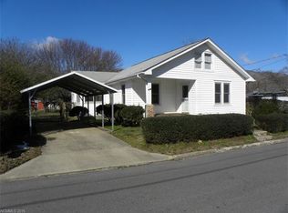 636 Camelot Dr, Waynesville, NC 28786