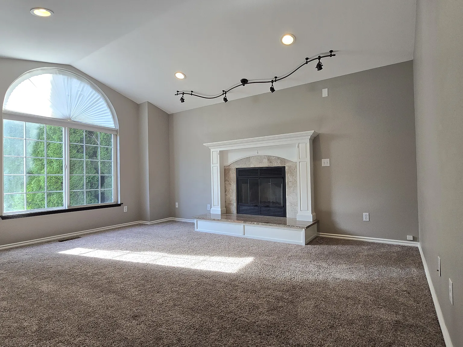 3 bed, 1417 sqft, $3,350 — Photo 3