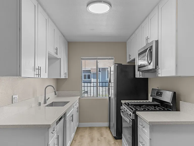 531 W Hyde Park Blvd #3 — Photo 3