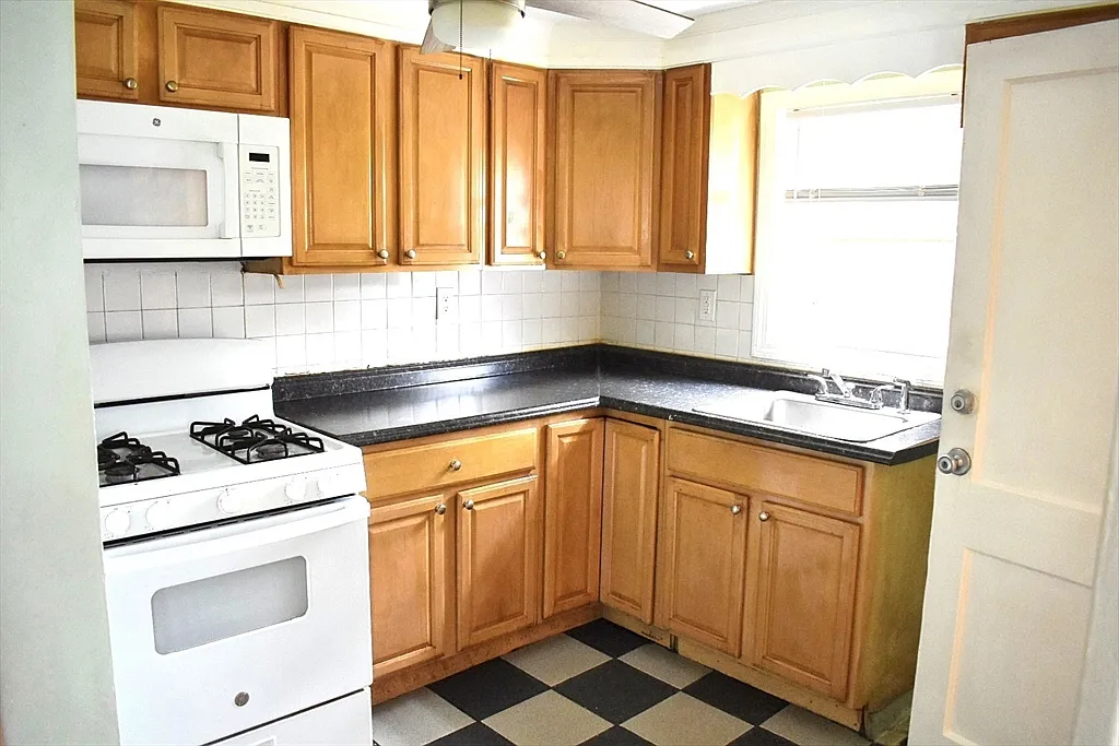 3 bed, 1.0 bath, 1000 sqft, $3,250 — Photo 2