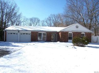 8 Madrid Ct, Mount Sinai, NY 11766