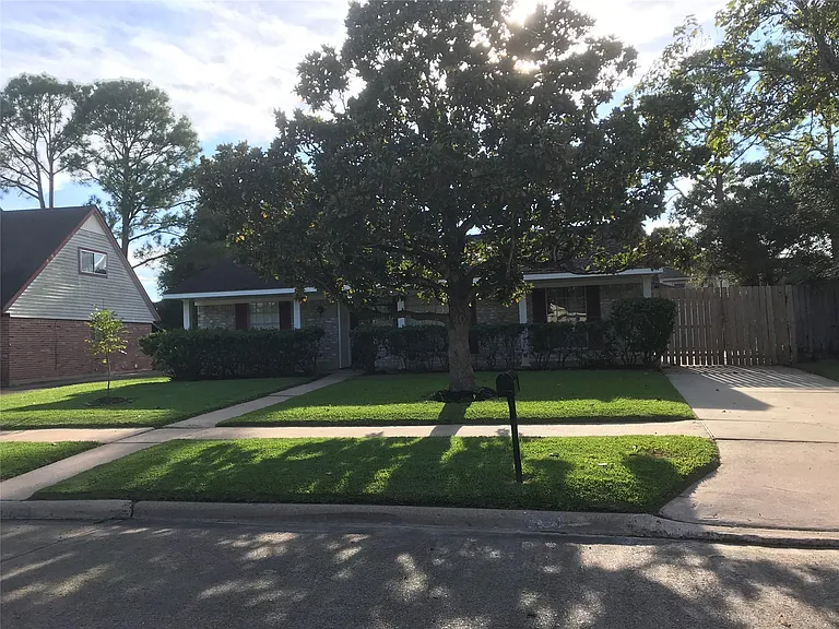 12018 Mulholland Dr — Photo 1