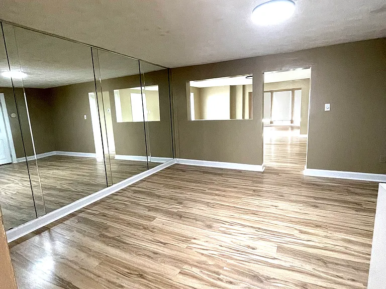 221 Middle St — Photo 11