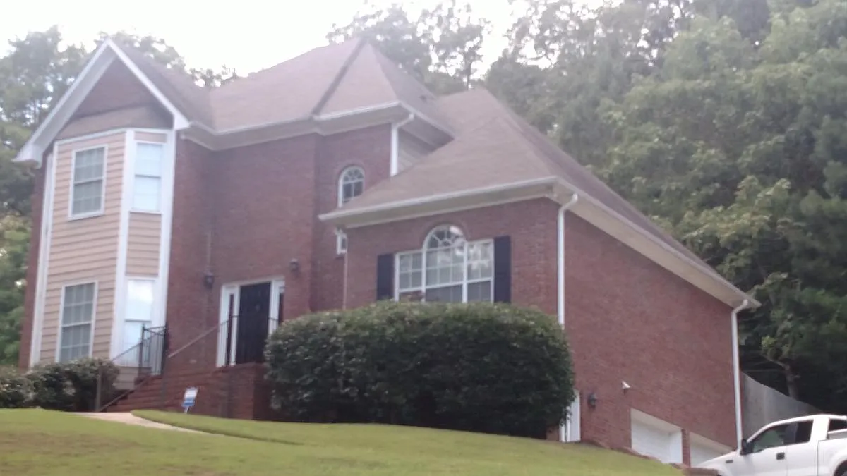 4 bed, 2.5 bath, 2400 sqft, $2,400 — Photo 1
