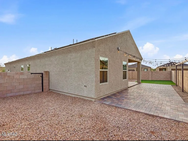 2557 E Calle Joya De Ventura — Photo 14